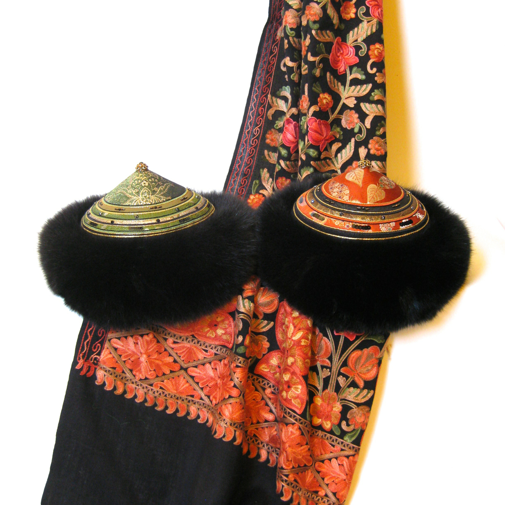 Pelshat håndbroderet med rævekant.Samarkand har stort udvalg af pelshatte og pelshuer.