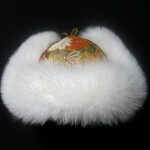 Pelshat_pelshue i Japansk Obi silke med hvid ræv. Stort udvalg af pelshatte hos Samarkand