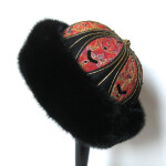 Pelshat håndbroderet med pelskant af mink. Samarkand har stort udvalg af pelshatte og pelshuer.