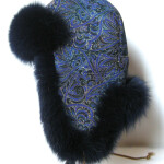 Pelshat_pelshue i Dior silke med blåfarvet ræv. Stort udvalg af pelshatte hos Samarkand